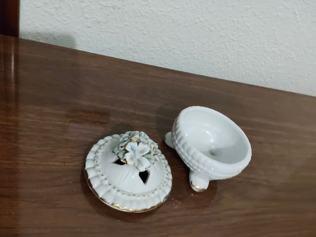 Joyero de cerámica con detalles dorados