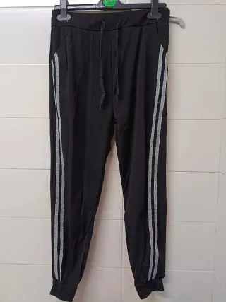 Chándal negro con detalles plateados