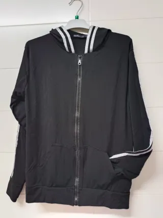 Chándal negro con detalles plateados