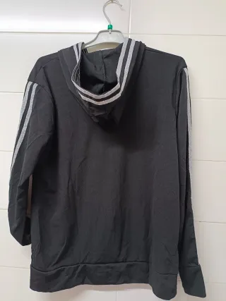 Chándal negro con detalles plateados