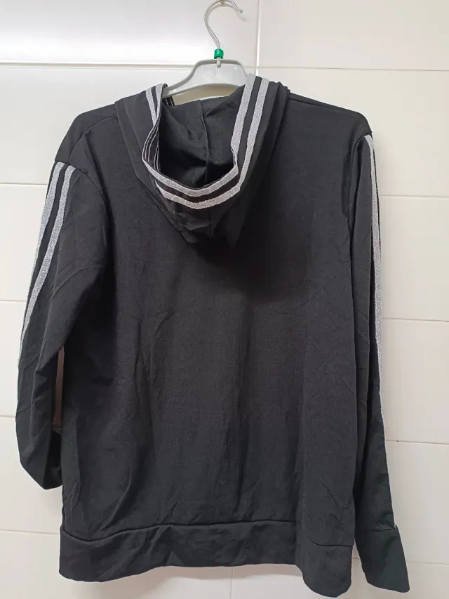 Chándal negro con detalles plateados