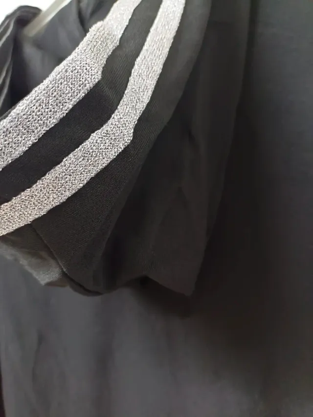 Chándal negro con detalles plateados