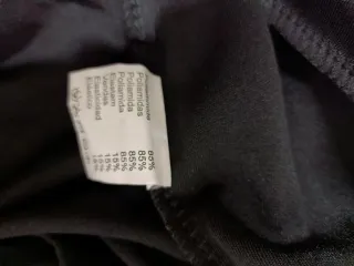 Chándal negro con detalles plateados