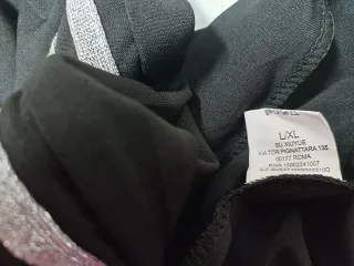 Chándal negro con detalles plateados