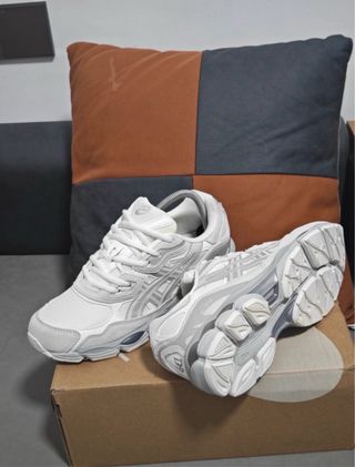 Zapatillas ASICS grises y blancas