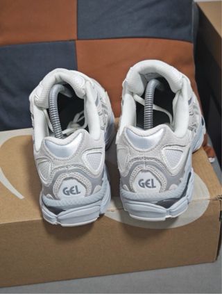 Zapatillas ASICS grises y blancas