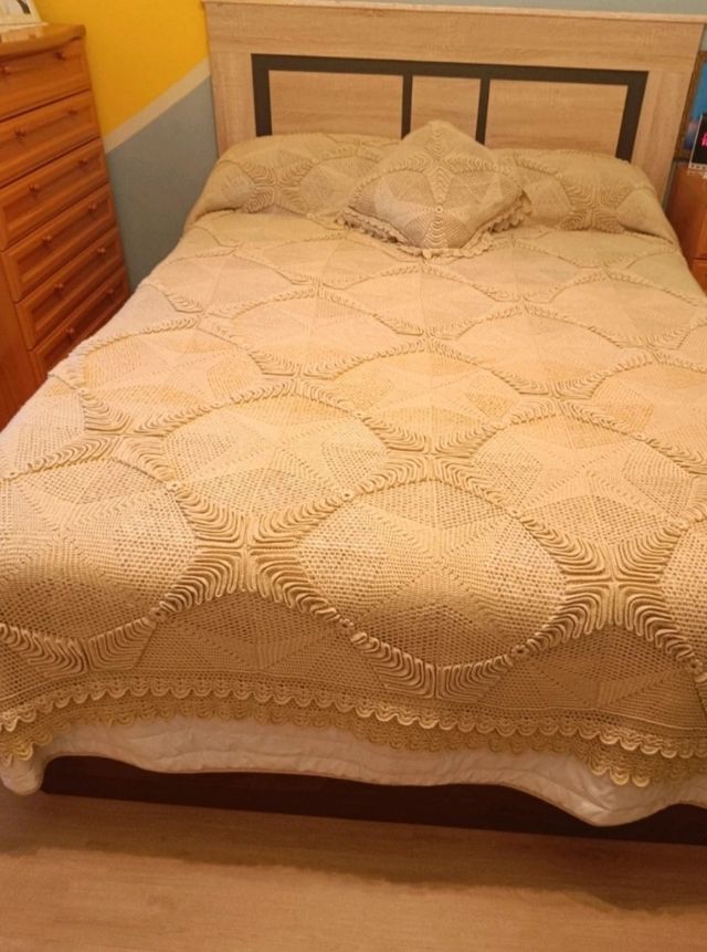 Copriletto all'uncinetto fatto a mano