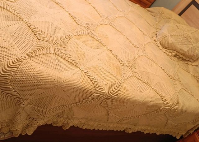 Copriletto all'uncinetto fatto a mano