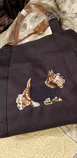 Bolso azul con bordado de perro escocés