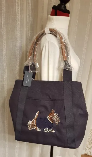 Bolso azul con bordado de perro escocés