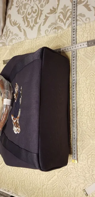 Bolso azul con bordado de perro escocés