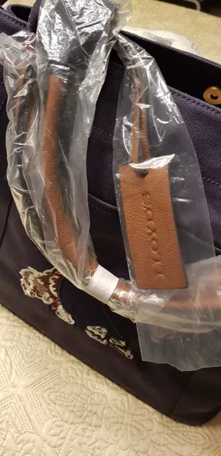 Bolso azul con bordado de perro escocés