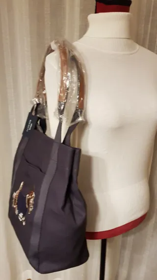 Bolso azul con bordado de perro escocés