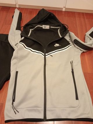 Conjunto deportivo Nike gris y negro