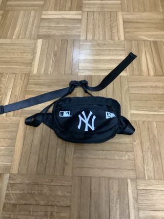 Riñonera New Era Negra