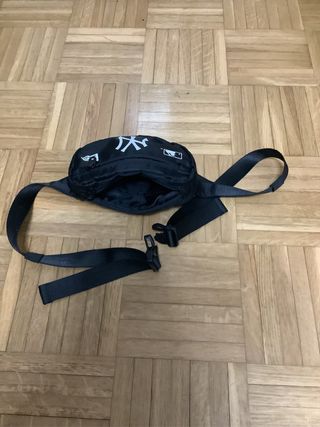 Riñonera New Era Negra