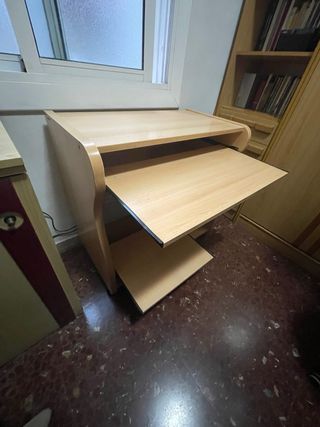 Escritorio madera marrón con bandeja