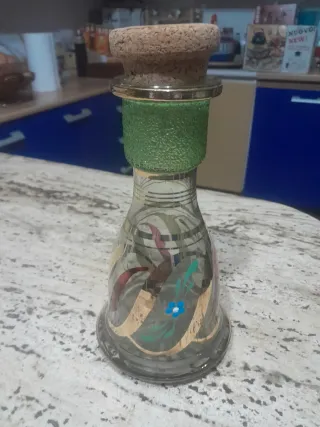 Bottiglia vintage decorata con tappo