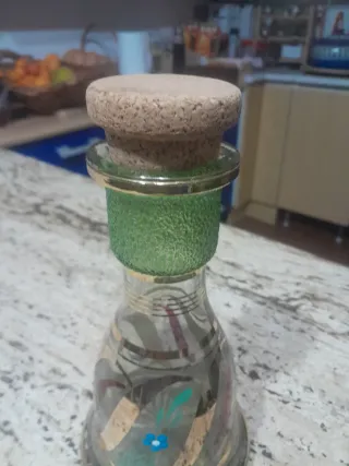 Bottiglia vintage decorata con tappo