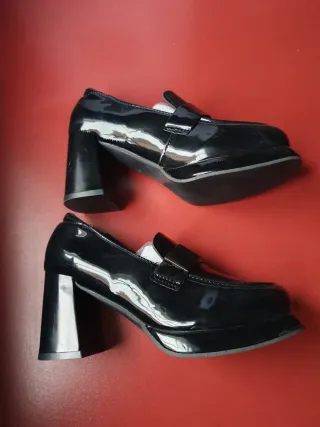 Mocasines charol tacón negros