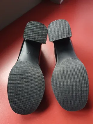 Mocasines charol tacón negros