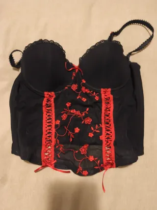 Corsé lencería negro y rojo