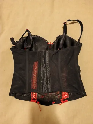 Corsé lencería negro y rojo