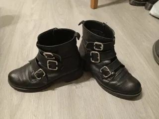 Botines negros de piel con hebillas