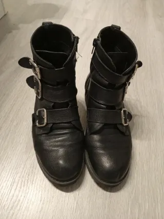 Botines negros de piel con hebillas