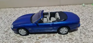Coche Jaguar XK8 1:18 Azul
