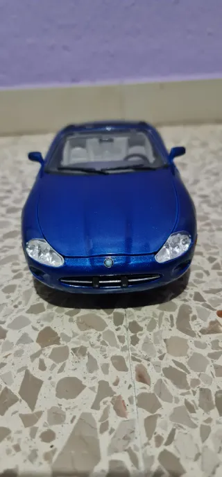 Coche Jaguar XK8 1:18 Azul