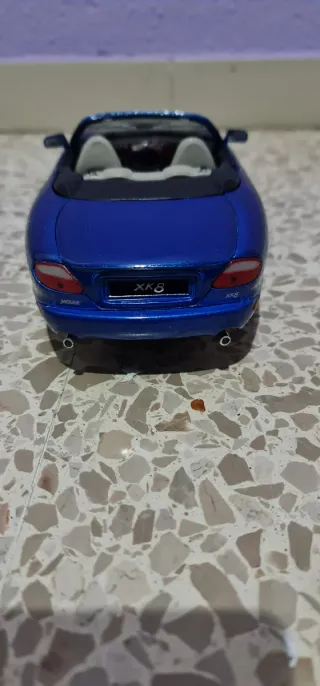 Coche Jaguar XK8 1:18 Azul