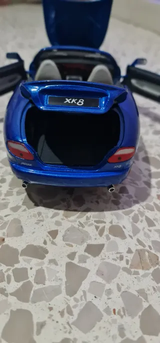 Coche Jaguar XK8 1:18 Azul