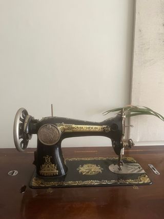 Máquina de coser antigua funcional
