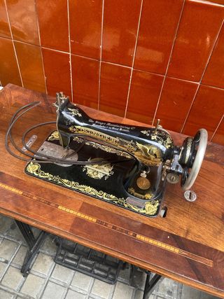 Máquina de coser antigua funcional