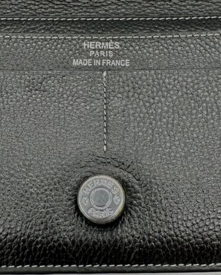 Cartera de piel negra