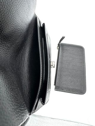 Cartera de piel negra
