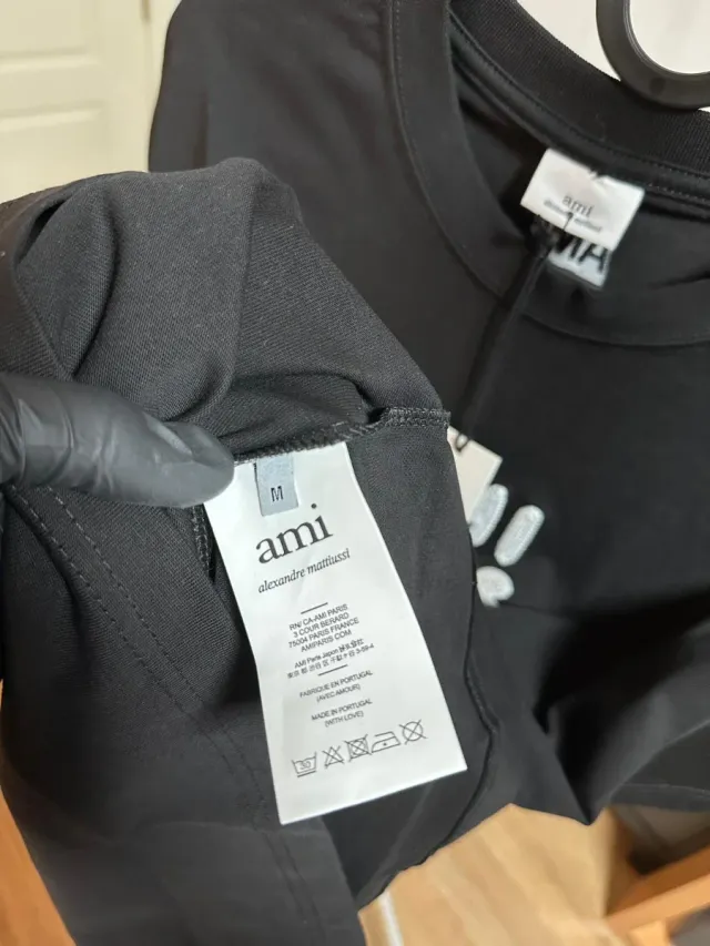 Camiseta AMI Paris Negra Bordada