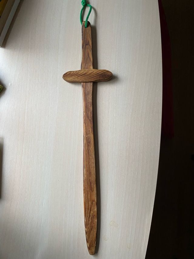 Espada de madera decorativa