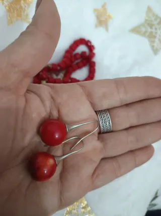 Conjunto Collar coral y  Pendientes perla lucita