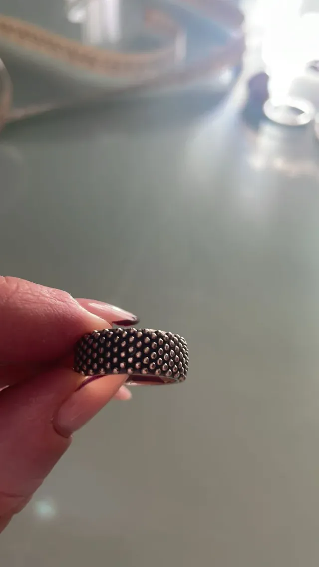 Anello fascia argento Nove25 puntinato