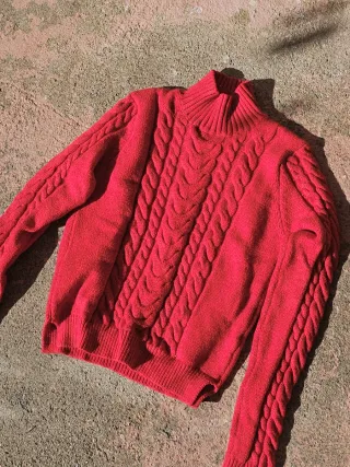 Jersey rojo cuello alto trenzado