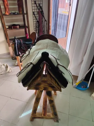 Montura de caballo de cuero negra super cómoda