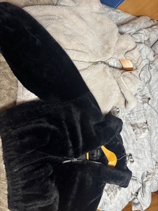 Cappotti di pelo beige e nero