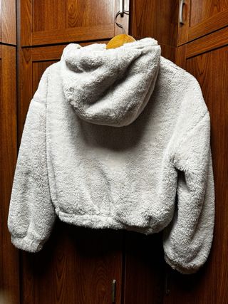 Cappotti di pelo beige e nero