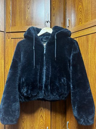 Cappotti di pelo beige e nero