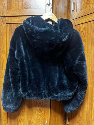 Cappotti di pelo beige e nero