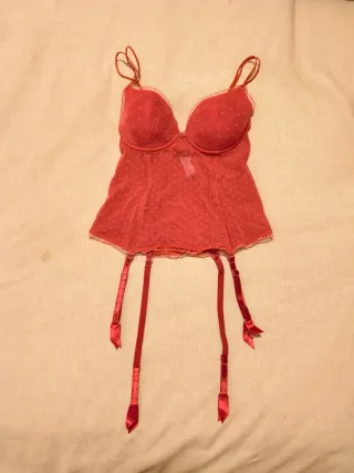 Corsé lencería rojo con ligueros