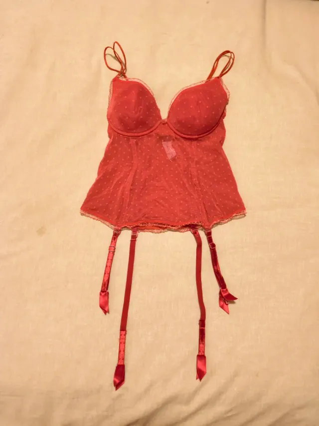 Corsé lencería rojo con ligueros