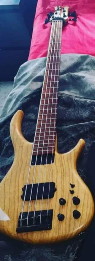 Bajo Tobías glowlerV